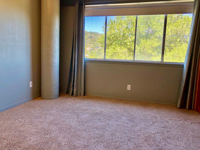 Bonus room office/lr - 12 Hepburn Heights Rd