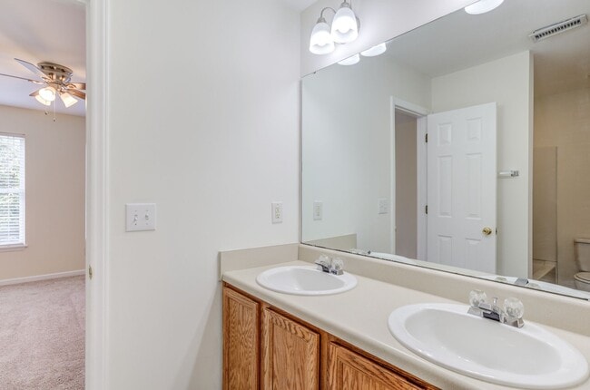 Building Photo - 3 Bedroom Townhouse in Wakefield with 1 Ca...