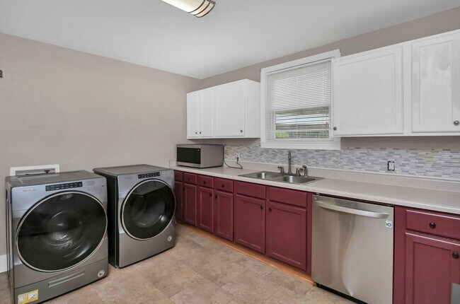 Building Photo - Charming 3-Bed Home in Olympia – Steps fro...