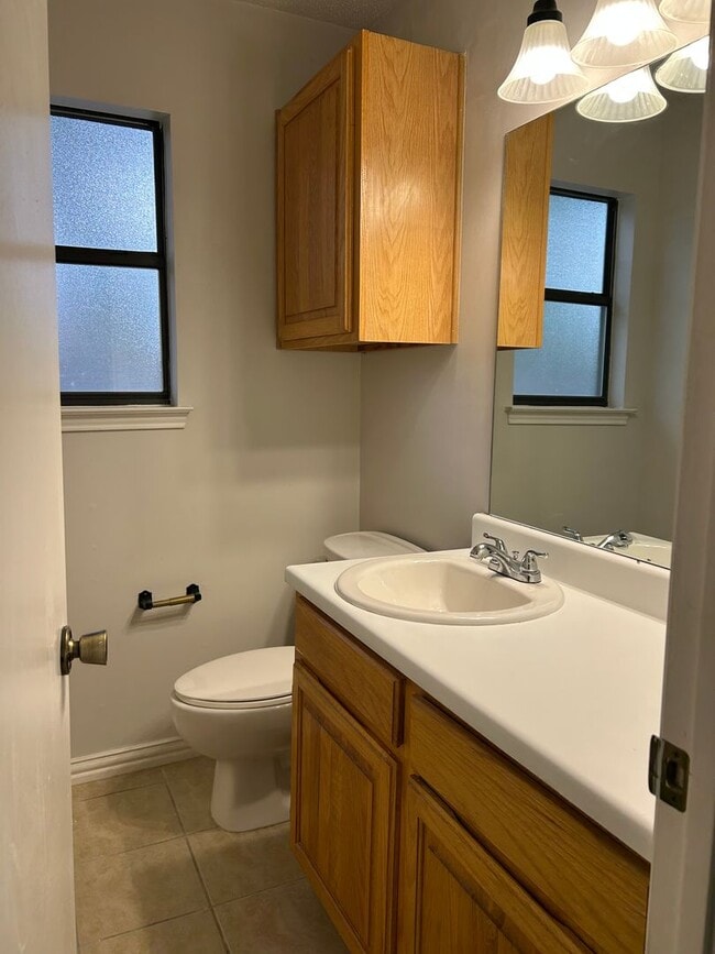 Building Photo - Beautiful 3 Bedroom, 2.5 Bathroom Townhome...