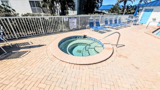 Building Photo - Seasonal/short term 2/2 vacation condo close to Anna Maria