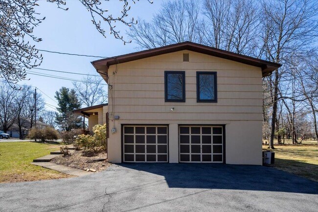 Building Photo - 13 Barrie Dr