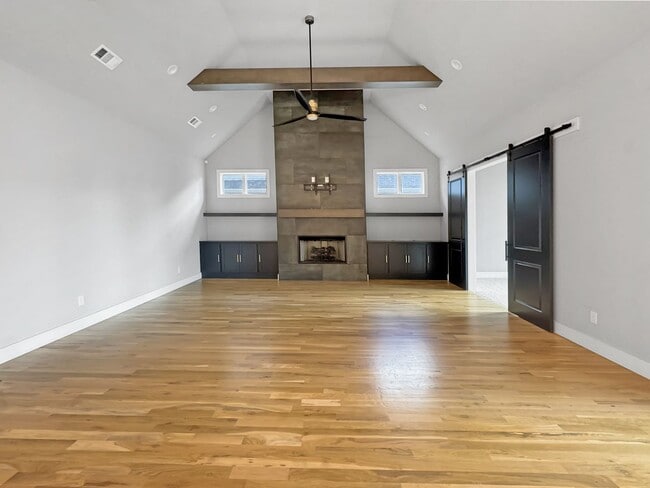 Building Photo - High-End Executive Living in Gated South Tulsa Community