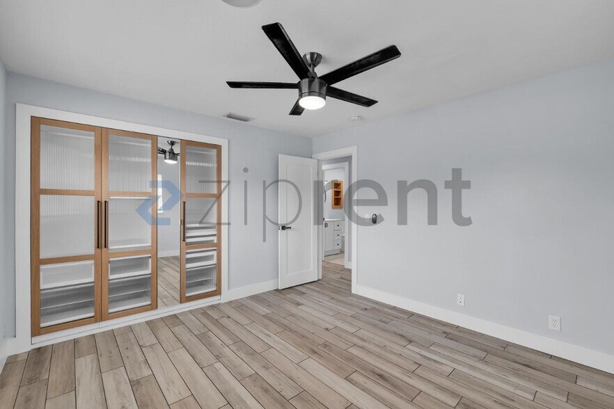 Building Photo - Unit