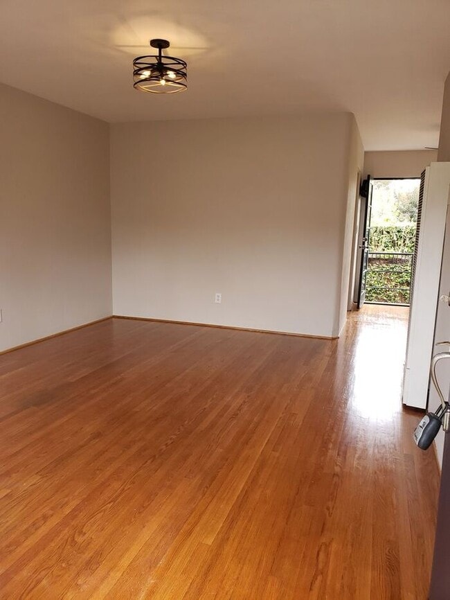 Building Photo - Vintage 1 Bedroom in Kensington with priva...