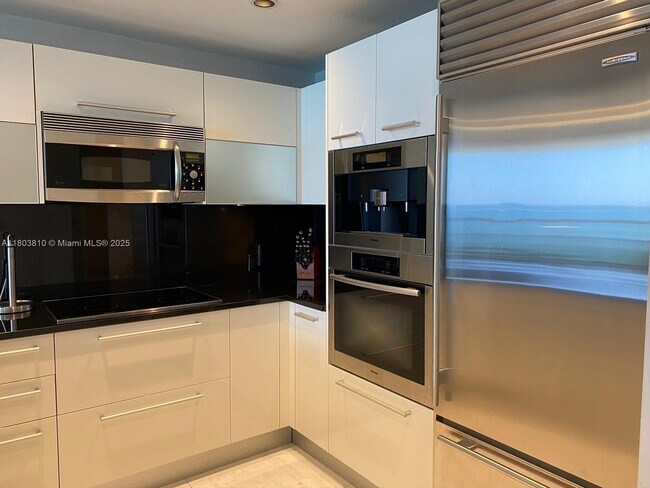 Building Photo - 17121 Collins Ave