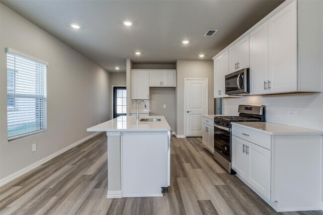 Building Photo - 612 McKenna Dr