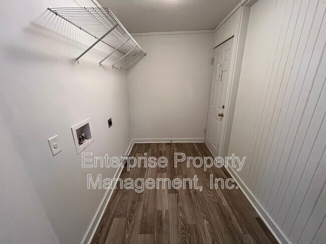 Building Photo - 2360 Forest Ave