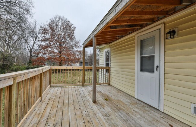 Building Photo - 3 bedroom | 1 bathroom | Fenced Backyard, ...