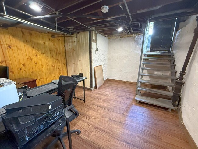 Building Photo - 104 Lathrop St