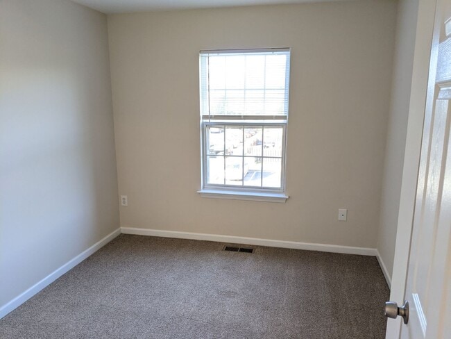 Building Photo - Recently renovated townhome in Ballenger Creek available before the holidays!