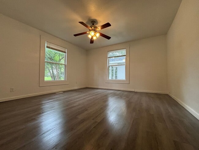 Building Photo - 3 bedroom 2 full bathroom home