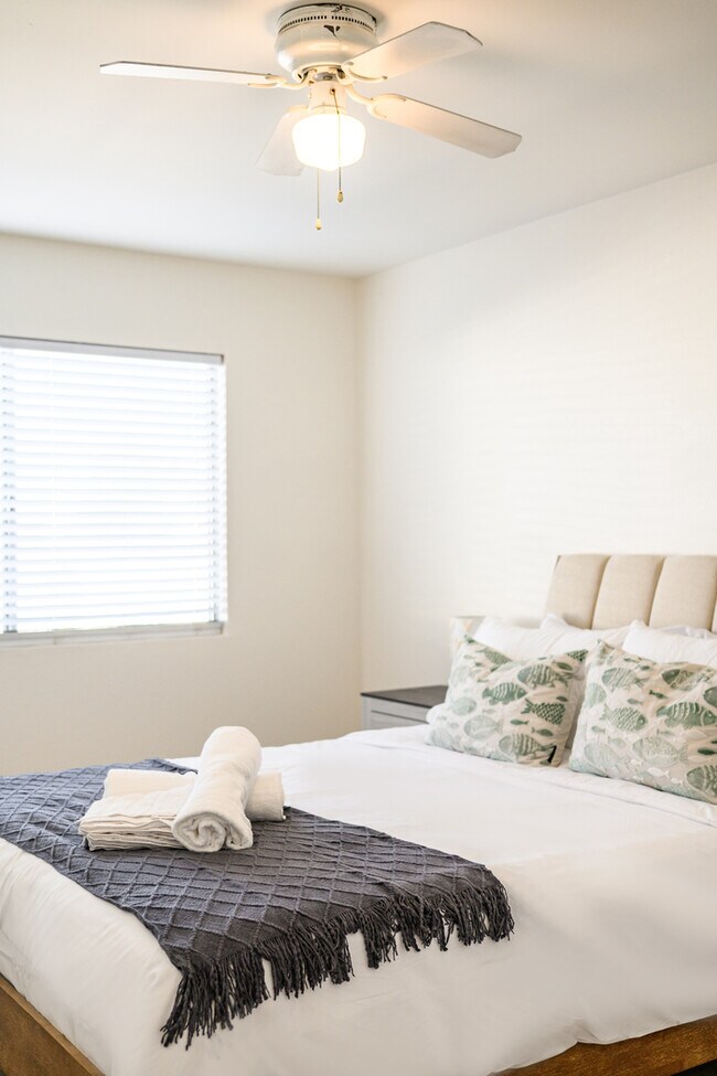 Building Photo - 734 Claraday St