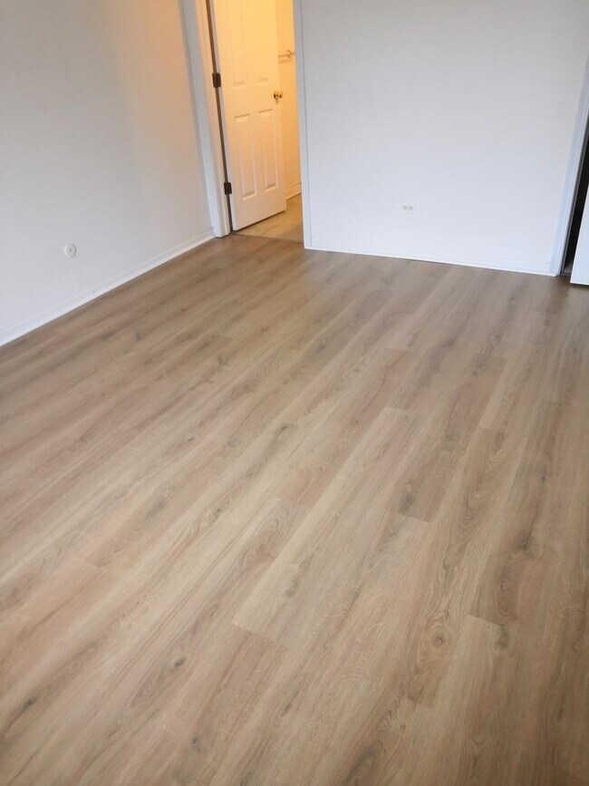 Building Photo - 249 W Ct of Shorewood