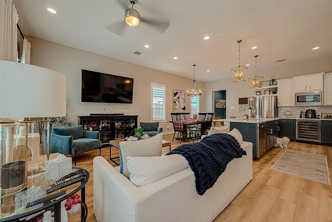 Building Photo - 909-A W 35th St