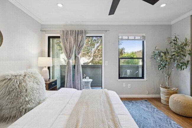 Building Photo - 646 S Ahwanee Terrace