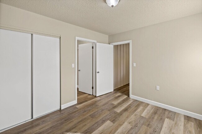 Building Photo - 404 Sunny Ln