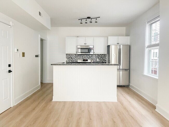 Building Photo - 470 E 7th St