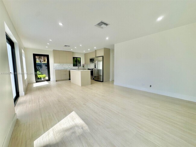 Building Photo - 1610 NE 17th Ave