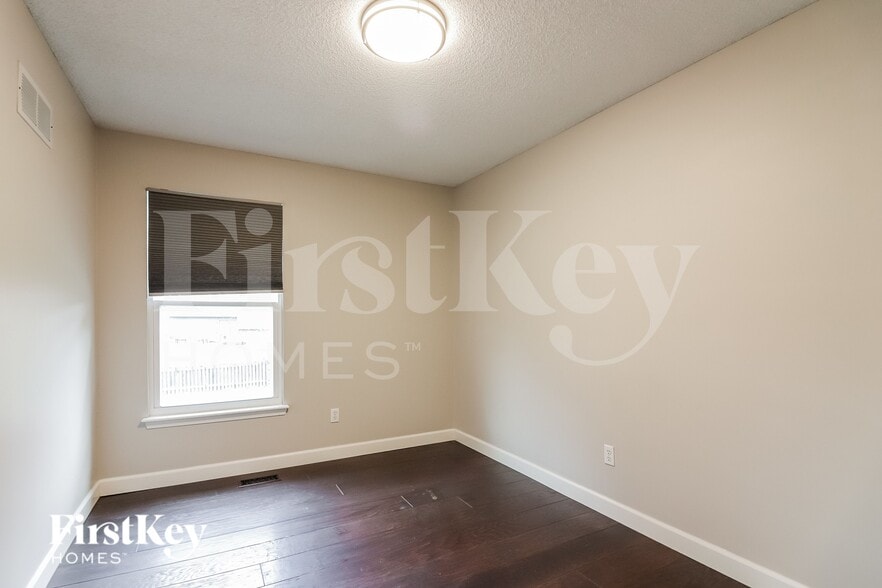 Building Photo - 412 N Crest Dr