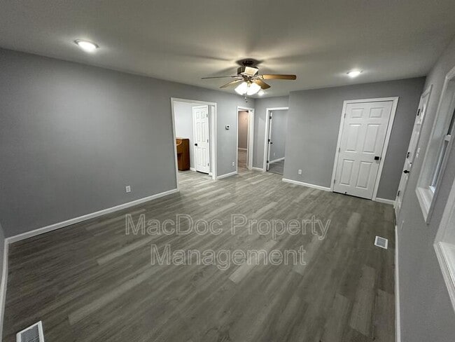 Building Photo - 210 Jett Dr