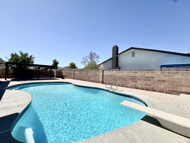 Building Photo - Spacious 4BD/3BA Pool Home with Dual Prima...
