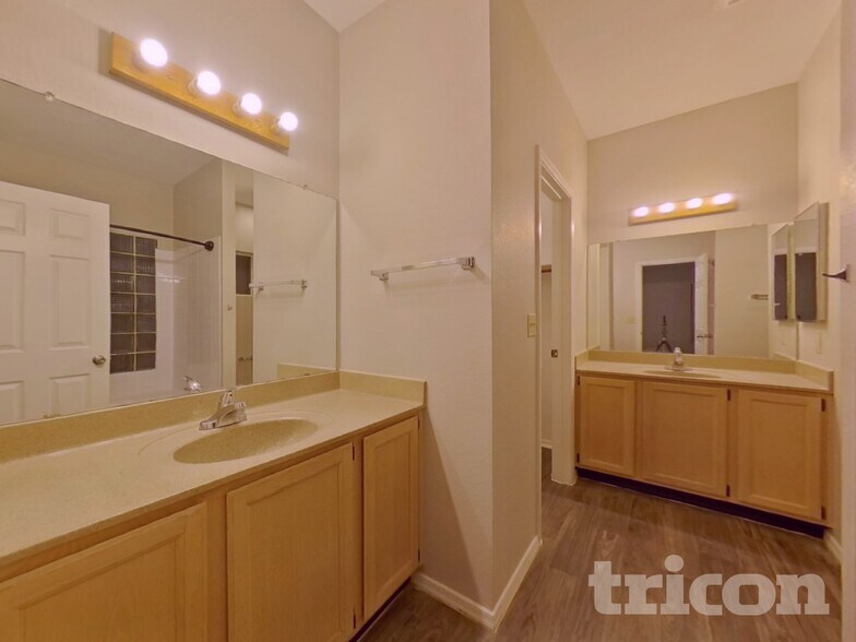 Building Photo - 1313 N Avoca