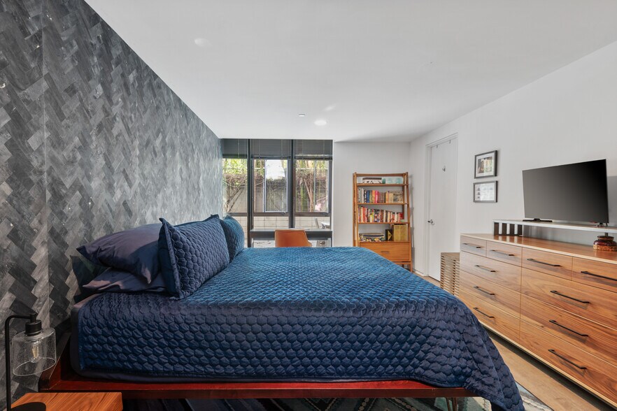 Building Photo - 825 N Kings Rd