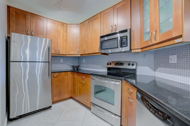 Building Photo - 500 Uno Lago Dr