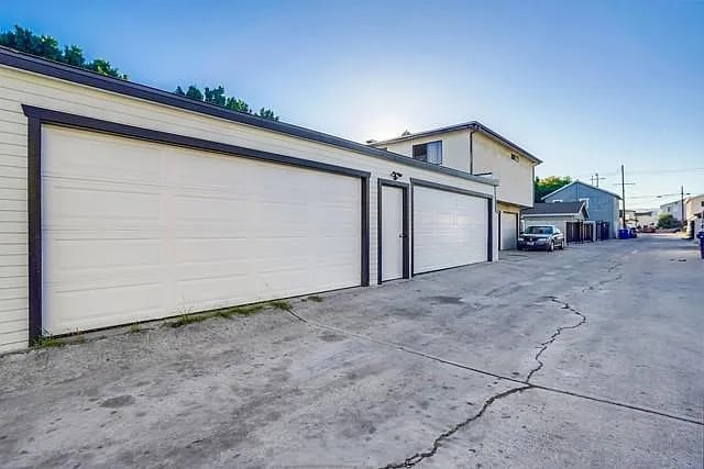 Building Photo - 356 W 15th St