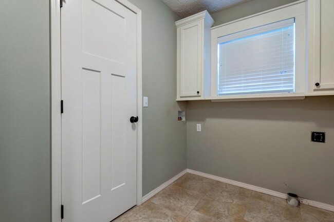 Building Photo - Republic Schools - Gorgeous 3 Bed 2 Bath 3...