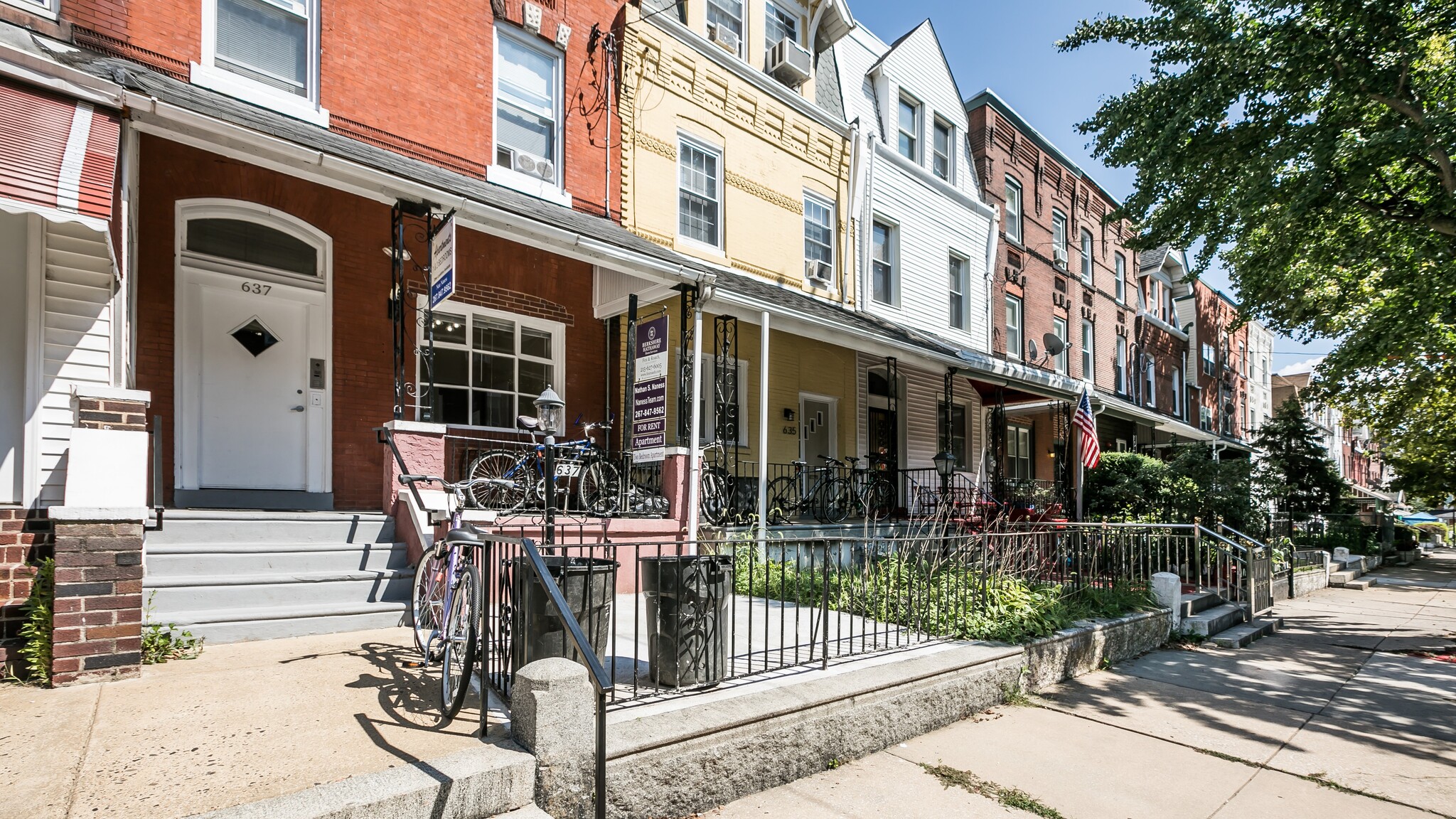 Bright, Third floor, 2-bedroom apartment close to Drexel University. Recently updated and includes new oak flooring, granite counters and views of the Art Museum, Boat House Row and the Schuylkill River. High ceilings, many windows, central air, separate utilities, washer and dryer (coin operated... - 637 North 32nd Street