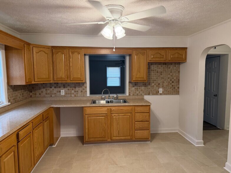 Building Photo - 5302 Vista John Dr