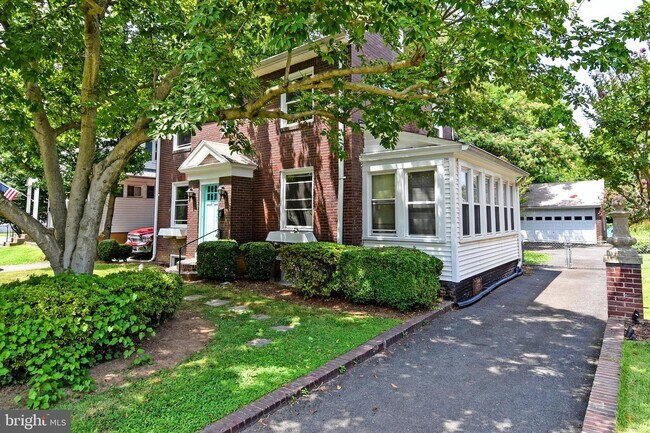 Building Photo - 633 24th St S