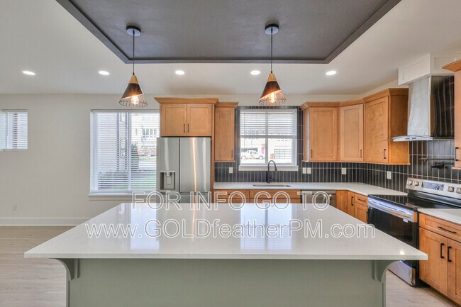 Building Photo - 402 E Trinity Ln