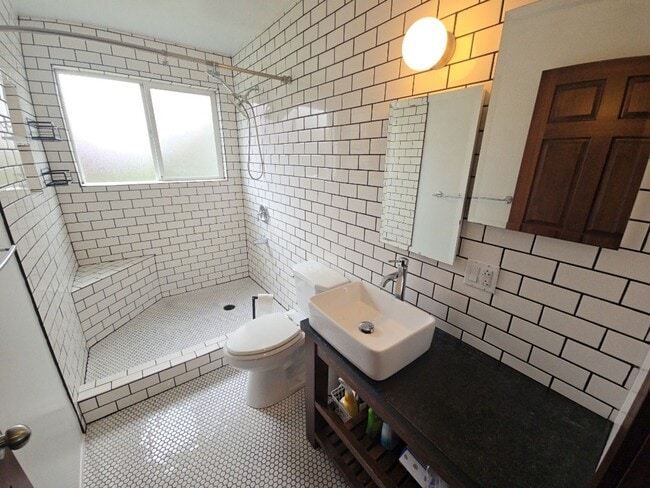 Building Photo - Beautifully designed 2-BR home located nea...