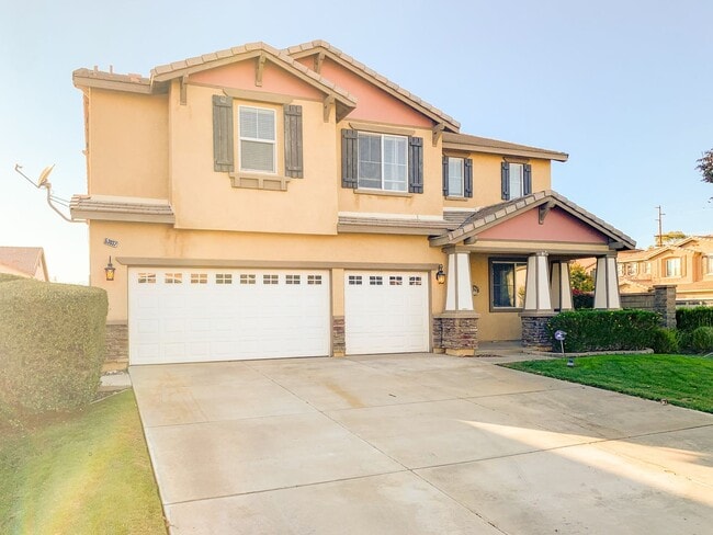 Building Photo - Large 5-Bedroom Home in the Heart of Lake ...