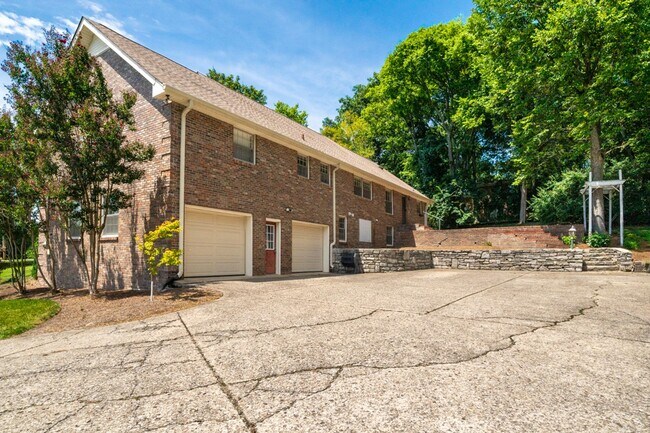 Building Photo - Single Family Home on almost an acre, 4 be...