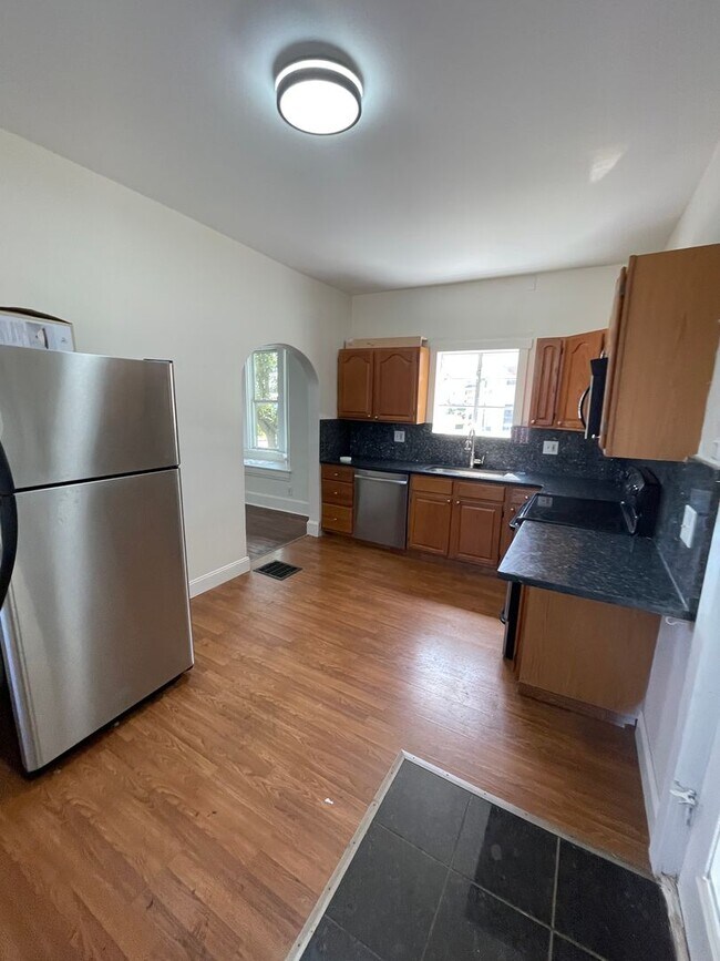 Building Photo - Spacious 3-Bedroom, 2-Bath Home – Great Lo...