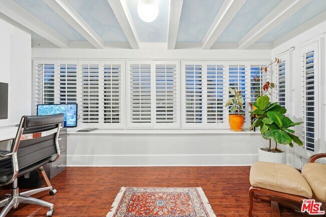 Building Photo - 1458 W 48th St