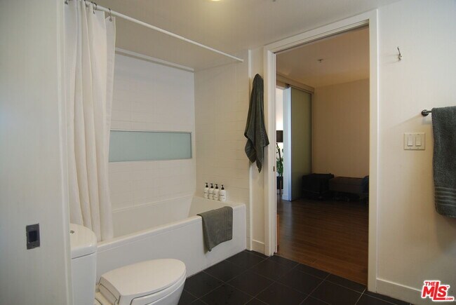 Building Photo - 901 Flower St