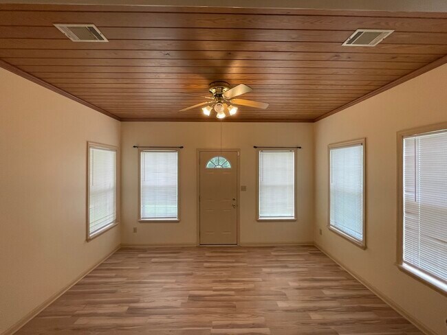Building Photo - 2745 Tyndall Dr