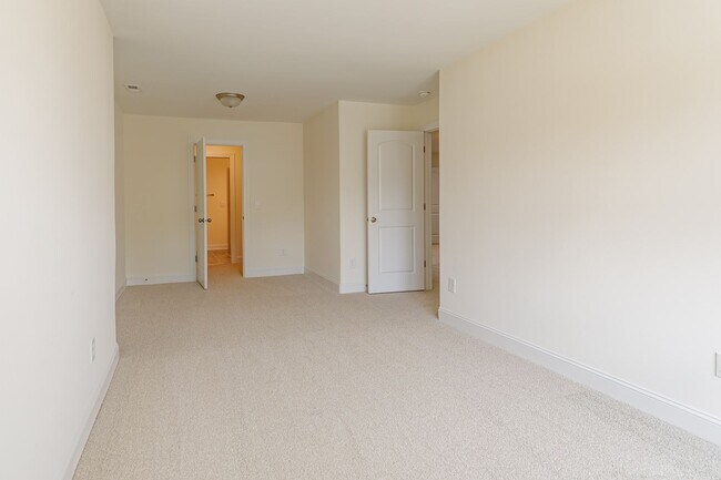 Building Photo - Brand new Luxurious 3 bedroom 3 bath + LOFT townhouse in Stone Gate community High Point. Master ...