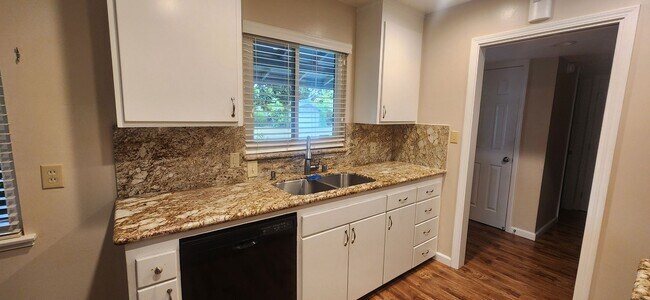 Building Photo - Beautifully Updated 3 Bedroom 2 Bathroom Home in the Highly Desirable S. Land park Neighborhood
