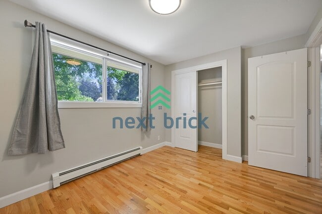 Building Photo - 4 Bed and 2 Bath Remodeled Single-family House Available!