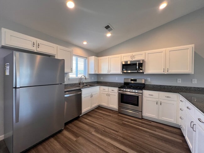 Building Photo - 4 Bedroom 2 Bathroom Fallon Home