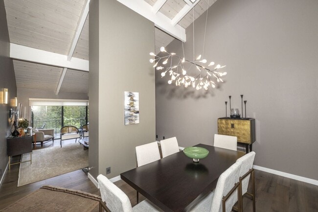 Building Photo - Tastefully Furnished 3 Bed, 2 Bath Home w/ Views of Greenbelt