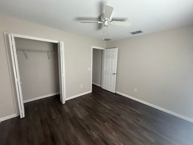 Building Photo - Modern 3 bedroom 2 Bathroom House, No Carpet!