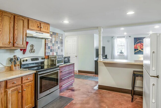 Building Photo - 3245 Kings Ln