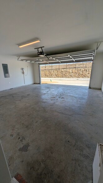 2 car garage - 3412 Vista Highlands Ln